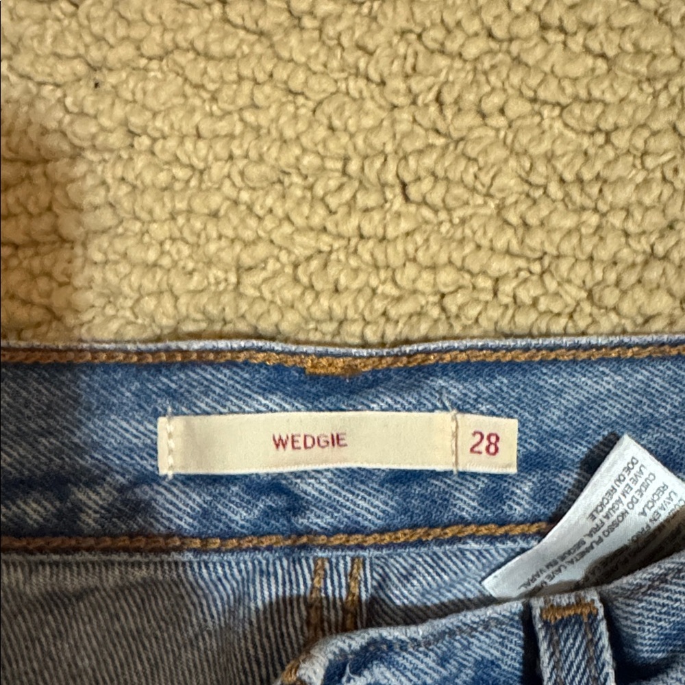 Levi’s wedgie straight fit .. ankle - Picture 3 of 3